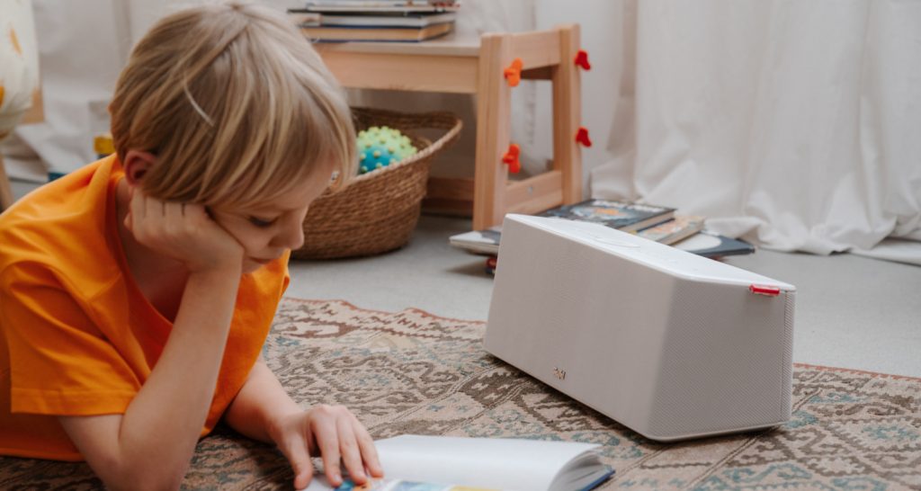 MOTIV HOME Kind liest ein Buch neben dem weißen Teufel MOTIV HOME.
