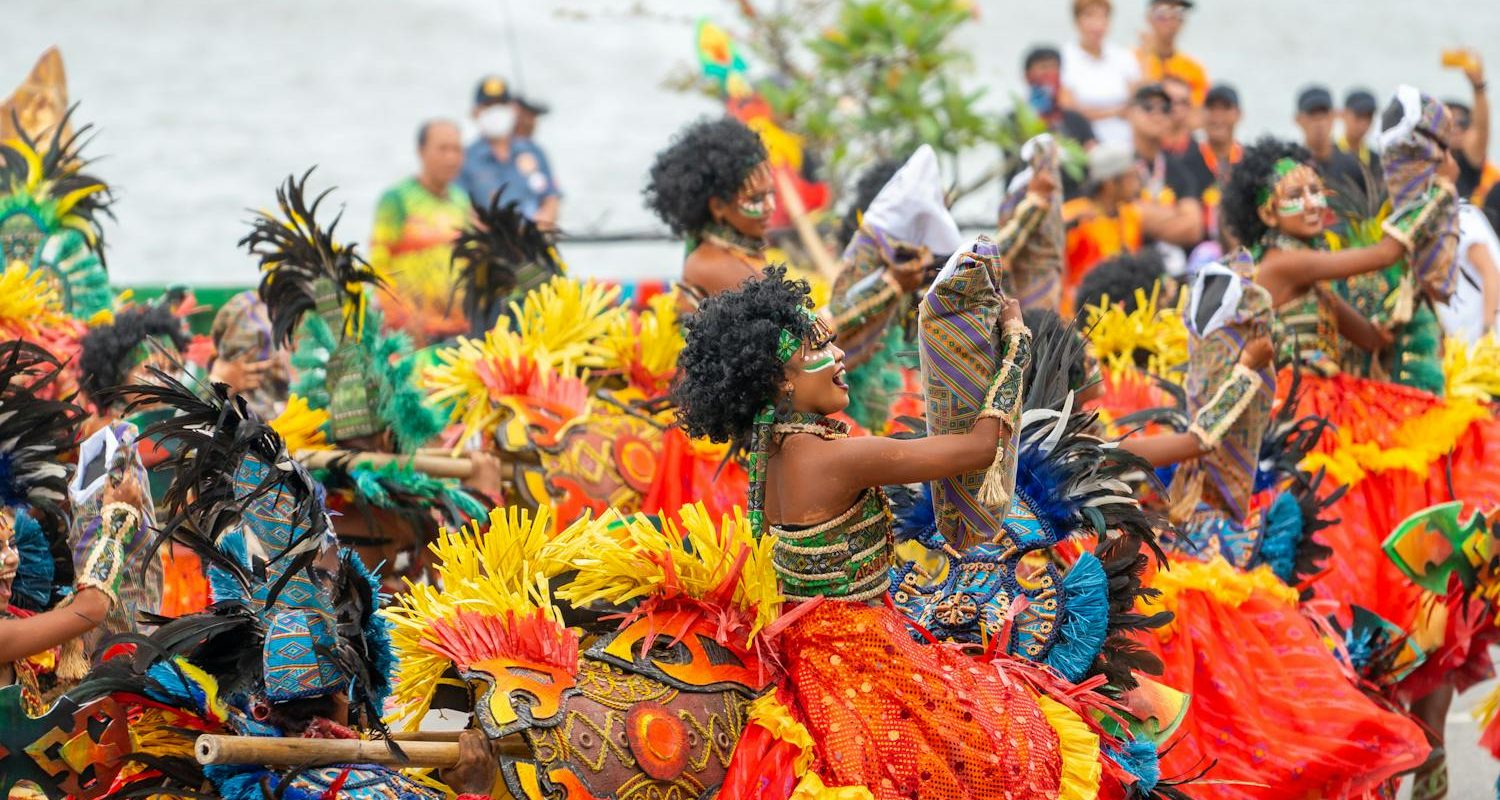 Menschen in bunten Kostümen tanzen Samba bei einer Parade