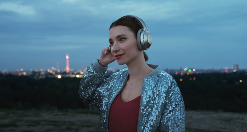 REAL BLUE PRO Junge Frau mit Kopfhörer REAL BLUE PRO in Silber auf dem Berliner Teufelsberg