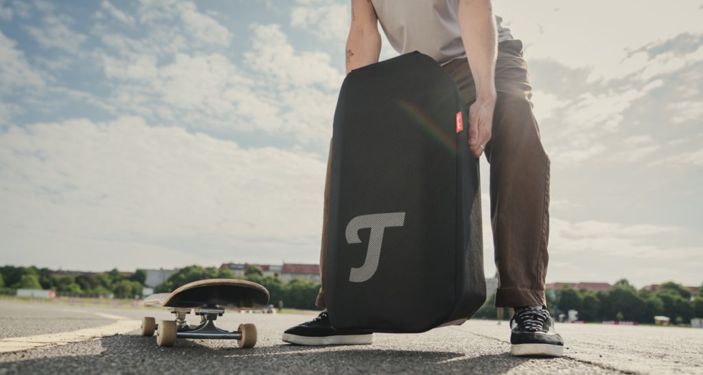 ROCKSTER AIR 2 Protector Lifestyle: Mann mit Skateboard auf einer Freifläche
