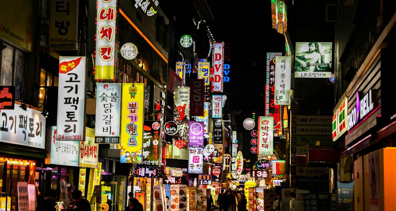 Bunt beleuchtete Einkaufsstraße in Seoul