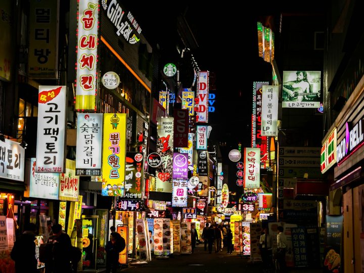 Bunt beleuchtete Einkaufsstraße in Seoul