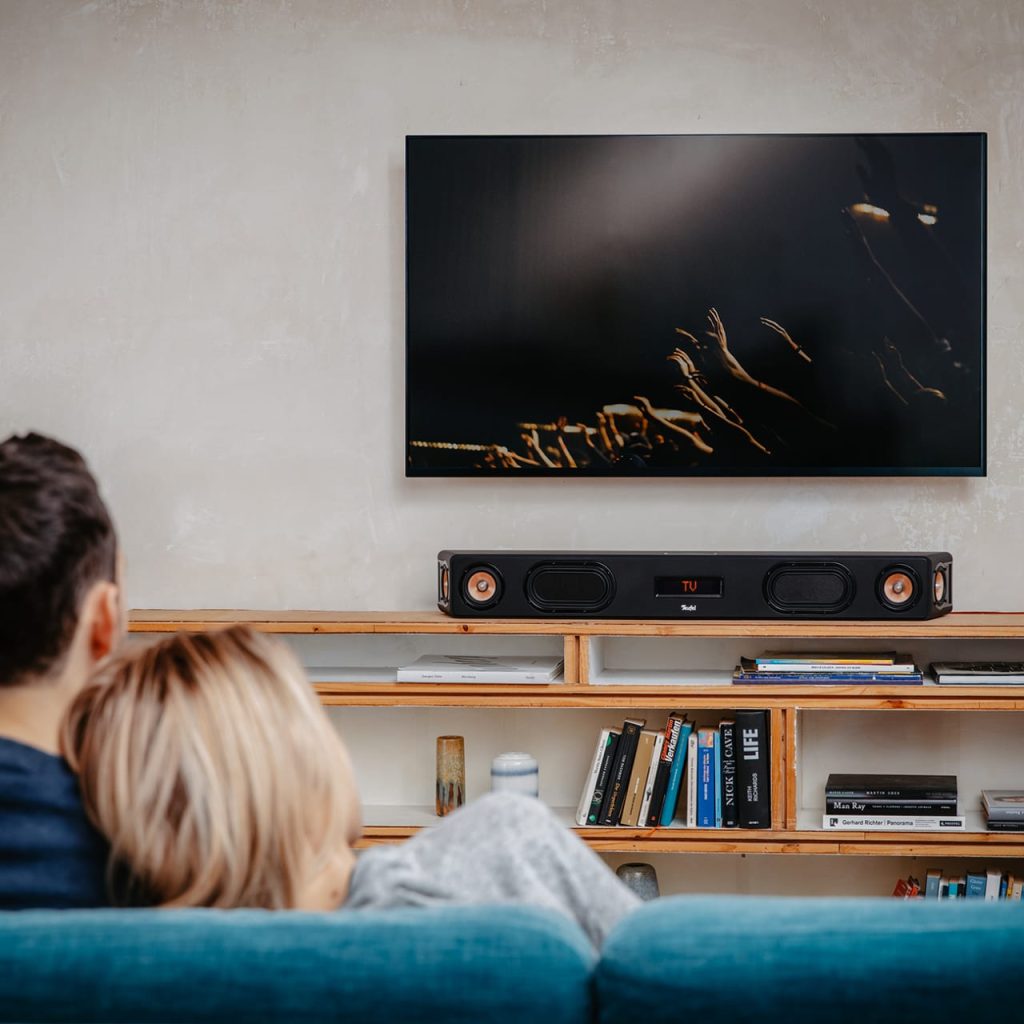 couple regarde leur film devant leur télé avec la barre de son ULTIMA 4.0
