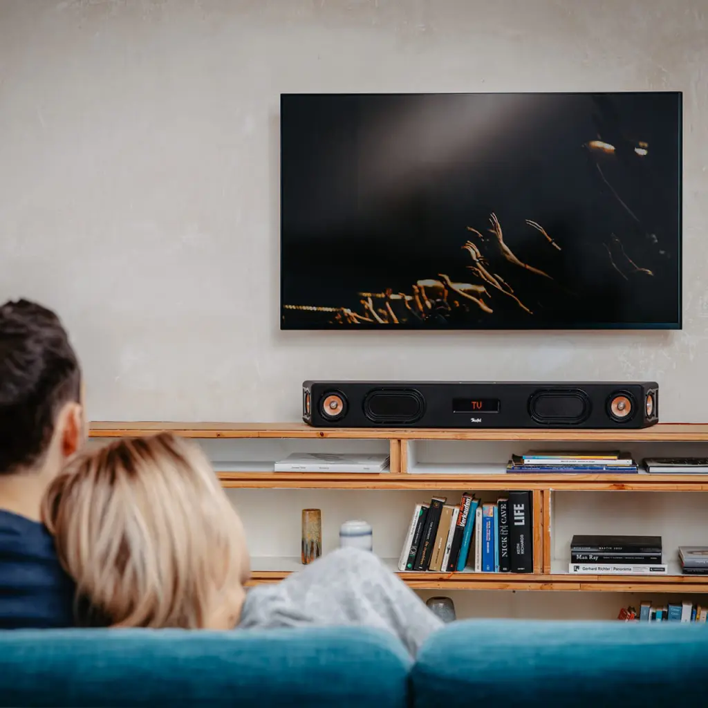 couple regarde leur film devant leur télé avec la barre de son ULTIMA 4.0