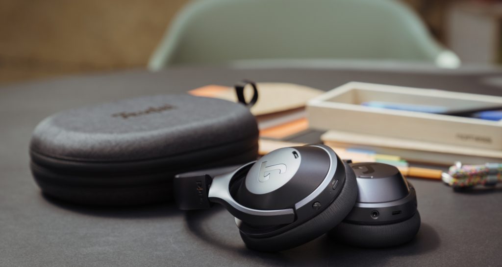 Noise-Cancelling-Kopfhörer REAL BLUE NC 3 in Schwarz mit Tasche auf einem Tisch