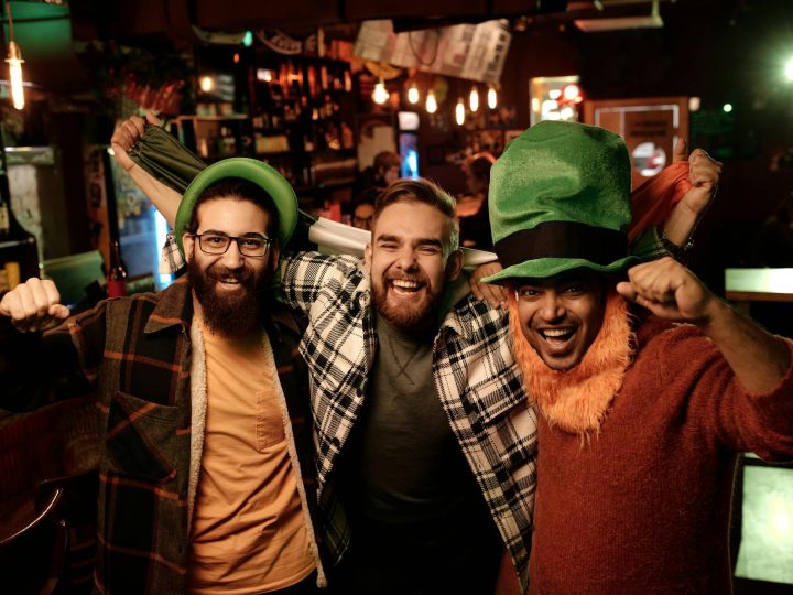 Drei Männer feiern in einem Pub den St. Patrick's Day
