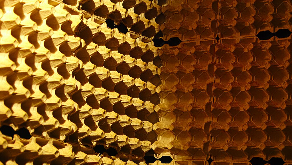 Wand mit Eierkartons zur Schallisolierung in einem selbstgebauten Heimstudio.