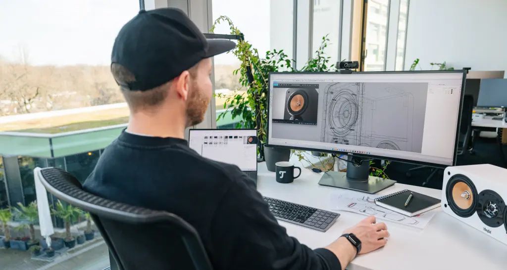 Erik travaillant sur le nouveau design de l'ULTIMA