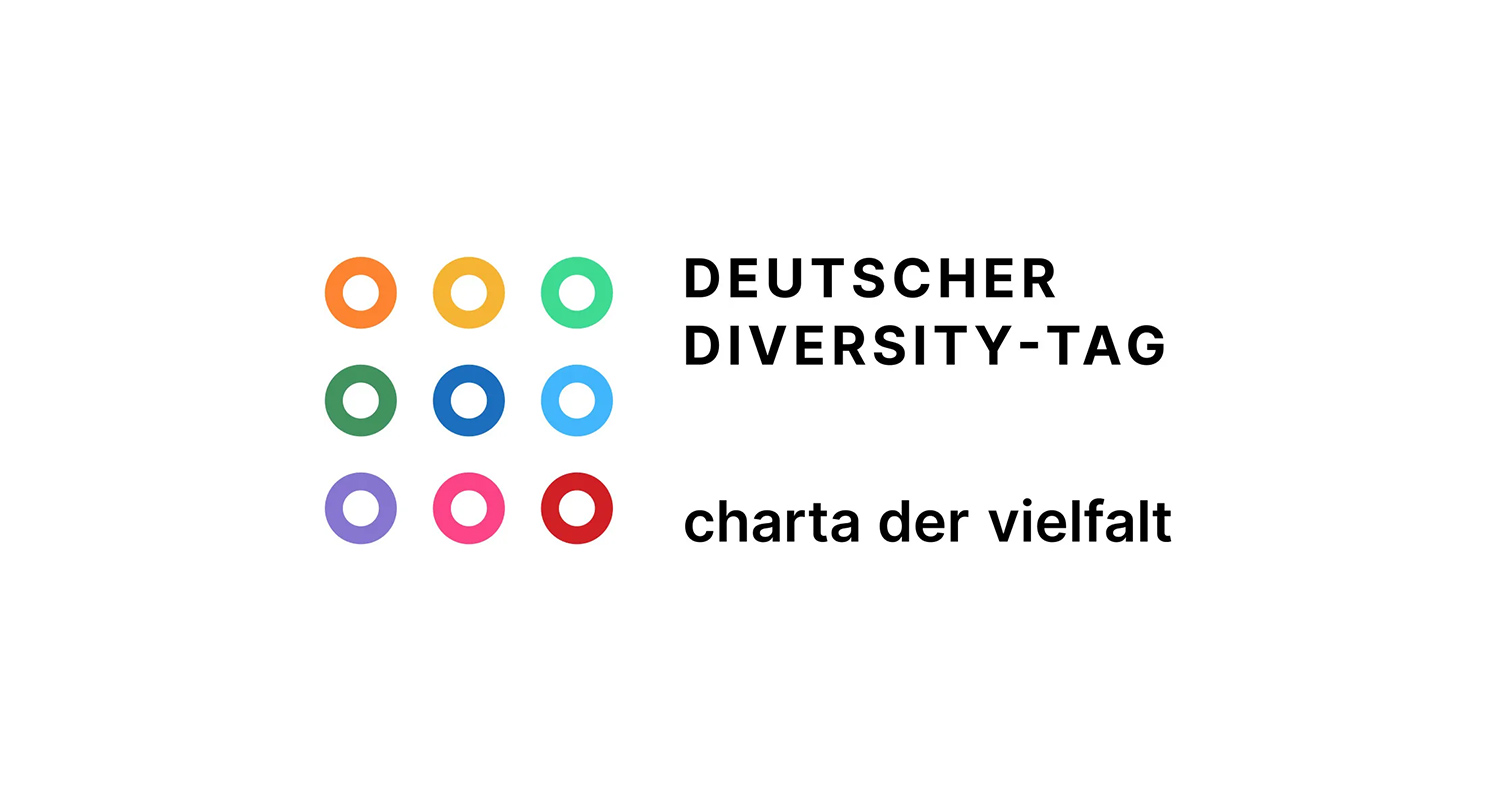 Das Logo der Charta der Vielfalt (9 bunte Kreise in 3 Zeilen und 3 Spalten) mit dem Schriftzug "Deutscher DIversity-Tag - charta der vielfalt"