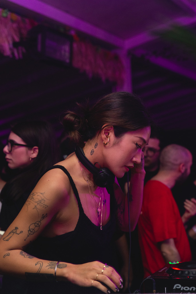 DJ Peggy Gou beim Auflegen.