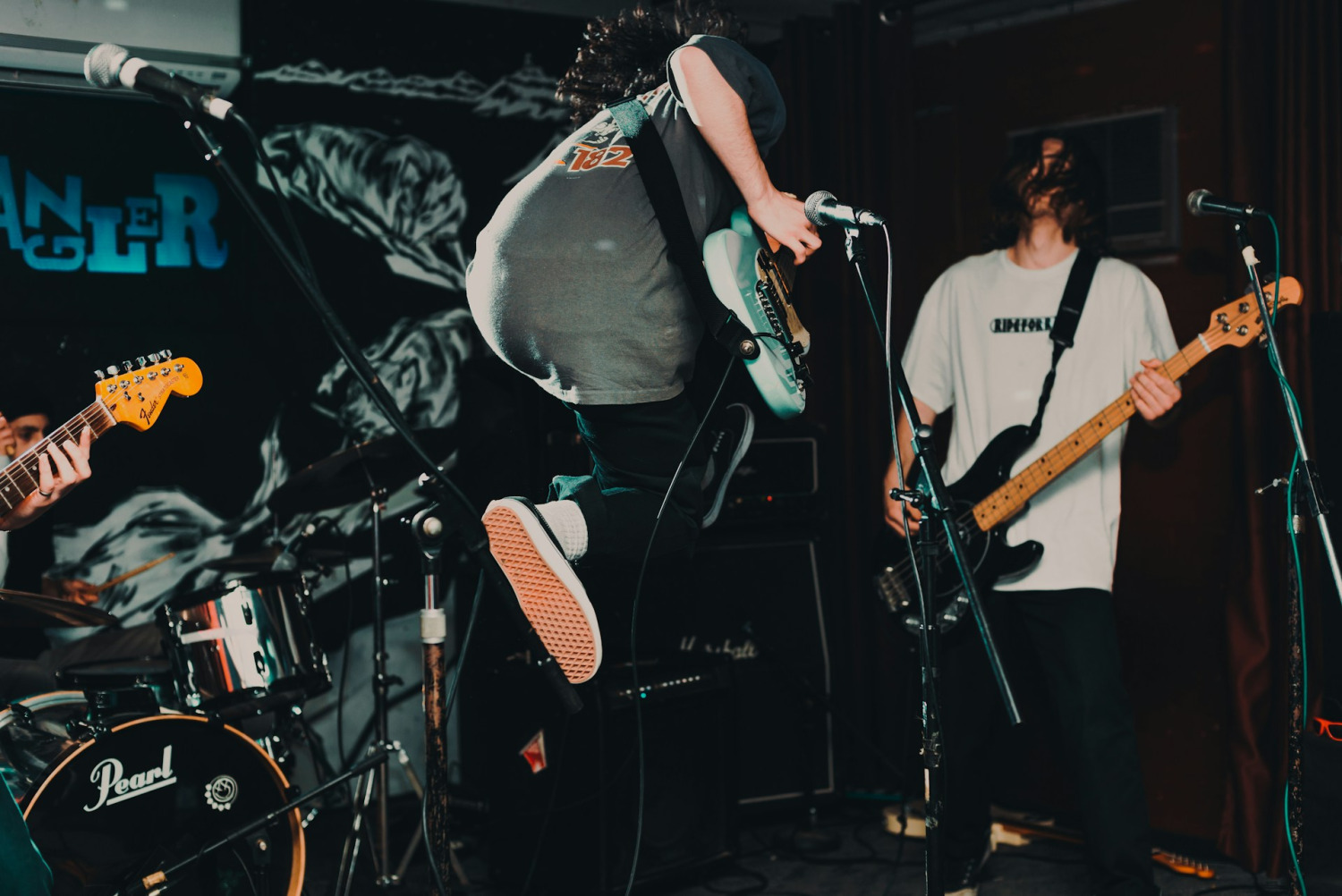 Punk-Band auf einer kleinen Bühne