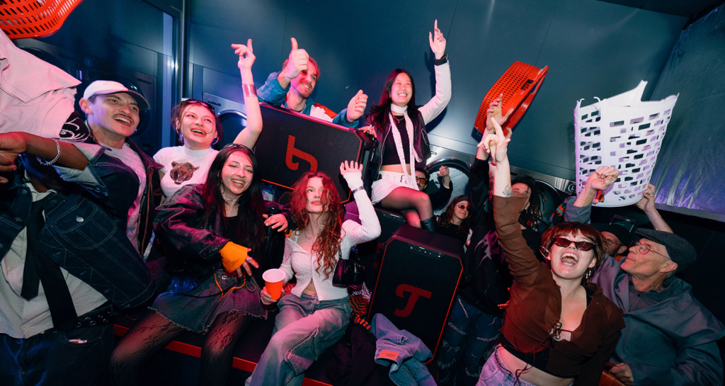 ROCKSTER NEO Eine gemischte Gruppe von Menschen feiert mit den Partylautsprechern ROCKSTER NEO von Teufel