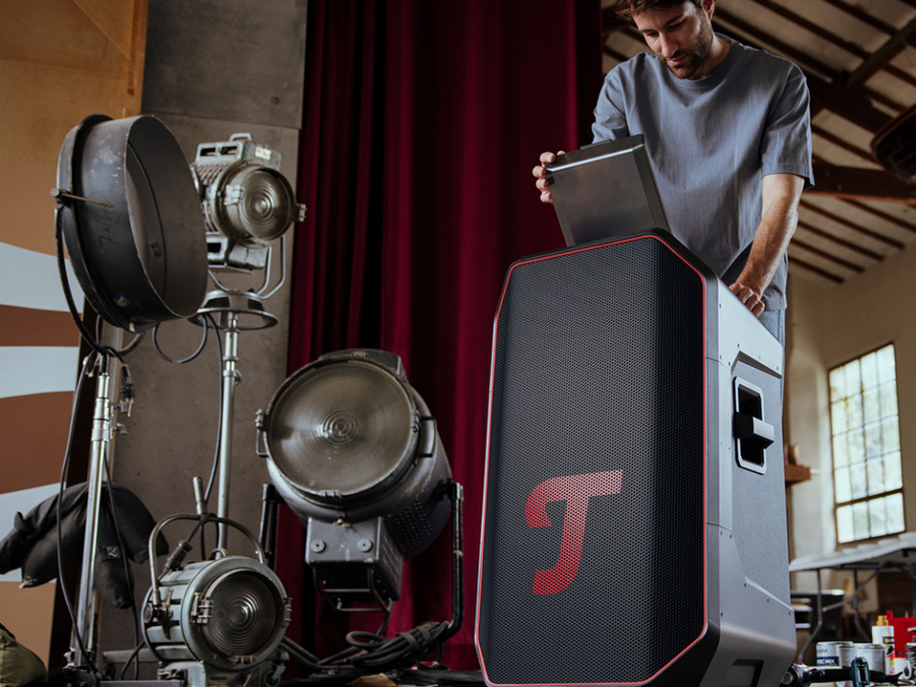 ROCKSTER 2 ROCKSTER 2 Lifestyle Motiv: Mann mit Laptop spielt Musik ab