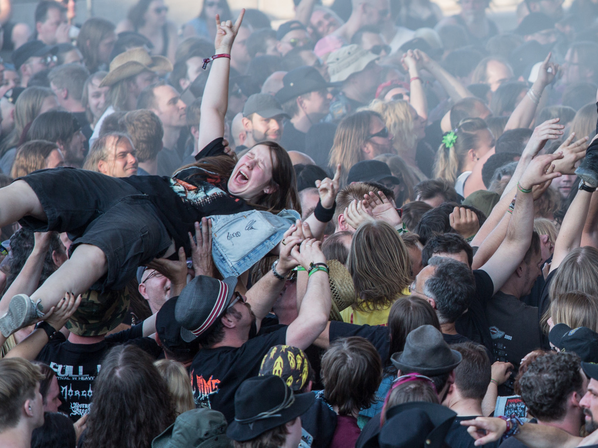 Stagediving auf dem Rock Hard Festival